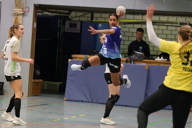 Spielerin Djazzmin Trabelsi beim Wurf von Linksaußen