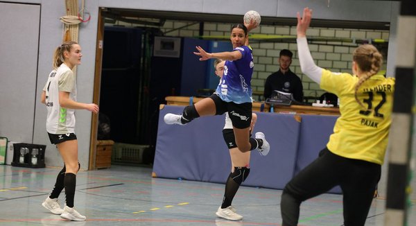 Spielerin Djazzmin Trabelsi beim Wurf von Linksaußen